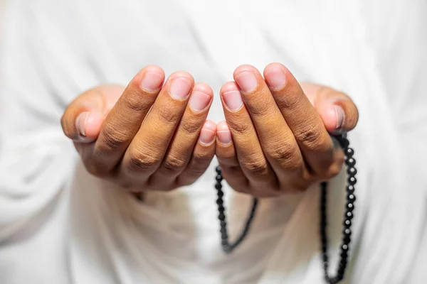 Μουσουλμάνες Γυναίκες Σηκώνουν Χέρια Για Προσευχηθούν Μια Τάσμπιε Λευκό Φόντο — Φωτογραφία Αρχείου