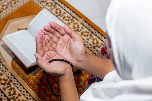 Mulheres Asiáticas Muçulmanas Levantam Mãos Para Orar Tapete Casa Dentro — Fotografia de Stock