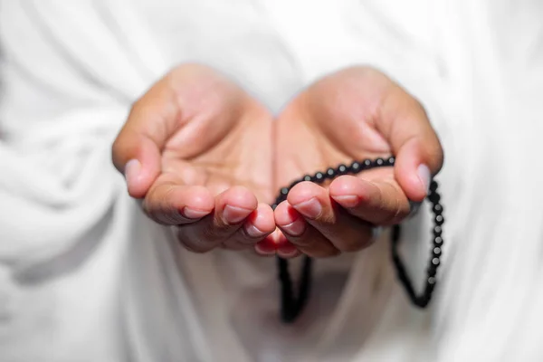 Muslimské Ženy Zvednou Ruce Aby Modlily Tasbeeh Bílém Pozadí Uvnitř — Stock fotografie