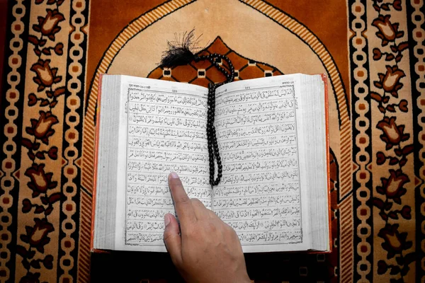 Moslimvrouw Die Heilige Koran Leest Met Vinger Heilige Koran Mat — Stockfoto