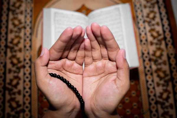 Junge Muslimin Betet Mit Tasbeeh Der Heilige Koran Ist Der — Stockfoto