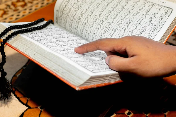 Moslimvrouw Die Heilige Koran Leest Met Vinger Heilige Koran Mat — Stockfoto