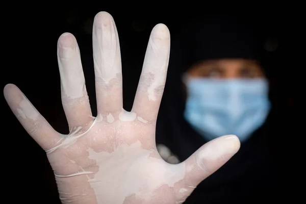 Stop Het Coronavirus Een Jonge Aziatische Vrouw Met Een Gezichtsmasker — Stockfoto