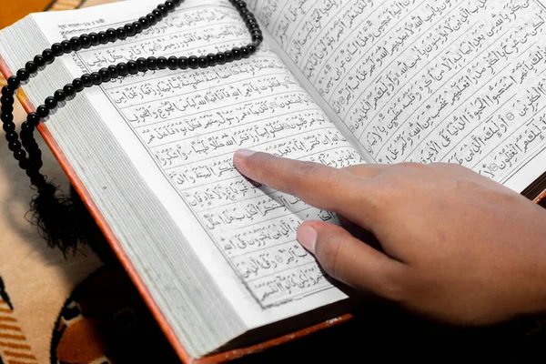 Moslimvrouw Die Heilige Koran Leest Met Vinger Heilige Koran Mat — Stockfoto