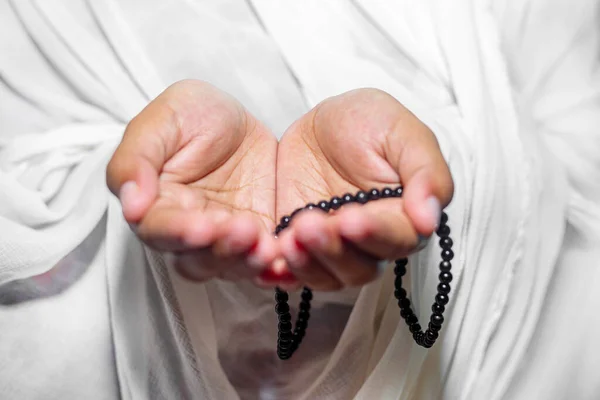 Мусульманські Жінки Піднімають Руки Щоб Молитися Тасбеєм Білому Фоні Приміщенні — стокове фото