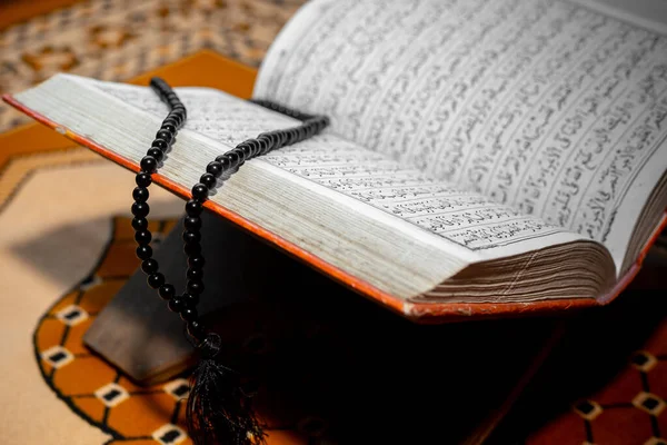 Open Holy Quran Black Tasbeeh Holy Quran Mat Prayers Focus — Stock Photo, Image