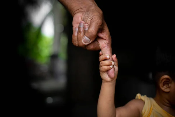 Руки Ребенка Крепко Держатся Палец Пожилого Мужчины Семья Поколение Поддержка — стоковое фото