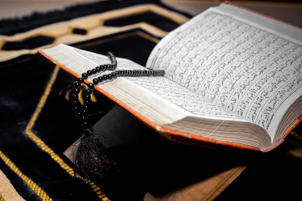 Священный Коран Чёрным Тасби Священный Коран Коврике Молитвы Фокус Шрифте — стоковое фото