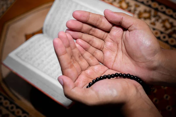 Jonge Moslimvrouw Bidt Met Tasbeeh Heilige Koran Achtergrond Binnen Focus — Stockfoto