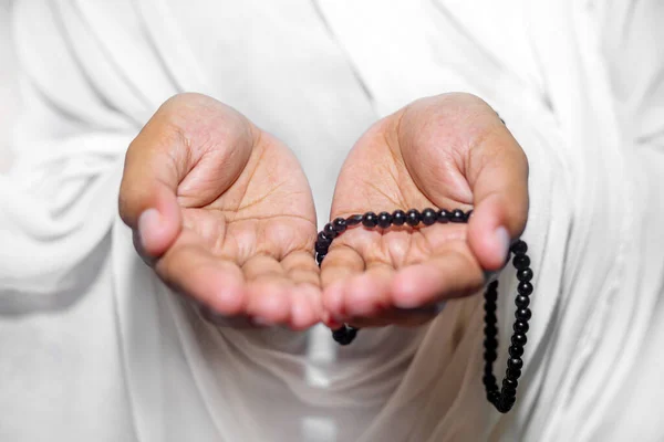 Мусульманские Женщины Поднимают Руки Помолиться Белом Фоне Помещении Сосредоточьтесь Руках — стоковое фото