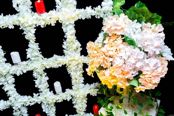 Escenario Boda Con Velas Artificiales Decoración Flores — Foto de Stock