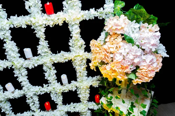Bröllopsskede Med Konstgjorda Ljus Och Blommor Dekoration — Stockfoto