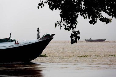 Meghna Nehri 'nde kum taşıyan bir balıkçı teknesi Chandpur Ghat, Chandpur, Bangladeş' te kum taşıyor..
