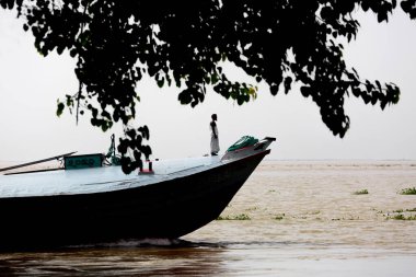 Meghna Nehri 'nde kum taşıyan bir balıkçı teknesi Chandpur Ghat, Chandpur, Bangladeş' te kum taşıyor..