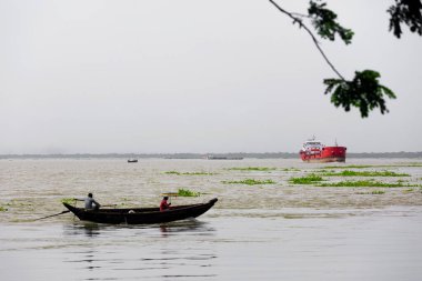 Meghna Nehri 'nde kum taşıyan bir balıkçı teknesi Chandpur Ghat, Chandpur, Bangladeş' te kum taşıyor..