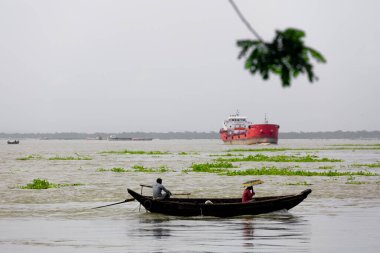 Meghna Nehri 'nde kum taşıyan bir balıkçı teknesi Chandpur Ghat, Chandpur, Bangladeş' te kum taşıyor..