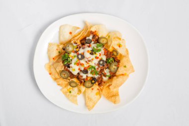 Meksika Meşhur Yemekleri Baharatlı Baharatlı Biftek Nachos. Eritilmiş peynirli ve jalapenolu kızarmış tortilla cipsleri abur cubur servisi yapar..