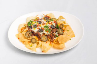 Meksika Meşhur Yemekleri Baharatlı Baharatlı Biftek Nachos. Eritilmiş peynirli ve jalapenolu kızarmış tortilla cipsleri abur cubur servisi yapar..