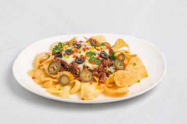 Meksika Meşhur Yemekleri Baharatlı Baharatlı Biftek Nachos. Eritilmiş peynirli ve jalapenolu kızarmış tortilla cipsleri abur cubur servisi yapar..