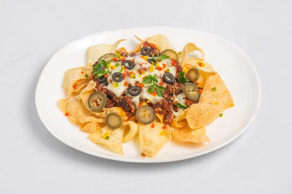 Meksika Meşhur Yemekleri Baharatlı Baharatlı Biftek Nachos. Eritilmiş peynirli ve jalapenolu kızarmış tortilla cipsleri abur cubur servisi yapar..