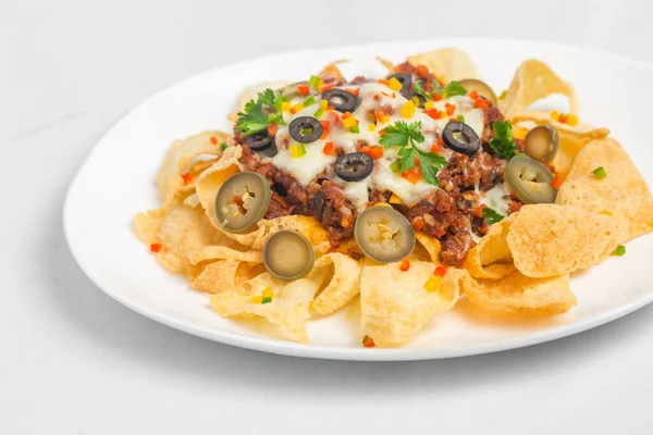 Meksika Meşhur Yemekleri Baharatlı Baharatlı Biftek Nachos. Eritilmiş peynirli ve jalapenolu kızarmış tortilla cipsleri abur cubur servisi yapar..