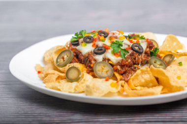 Meksika Meşhur Yemekleri Baharatlı Baharatlı Biftek Nachos. Eritilmiş peynirli ve jalapenolu kızarmış tortilla cipsleri abur cubur servisi yapar..