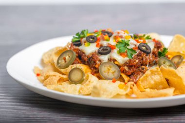 Meksika Meşhur Yemekleri Baharatlı Baharatlı Biftek Nachos. Eritilmiş peynirli ve jalapenolu kızarmış tortilla cipsleri abur cubur servisi yapar..