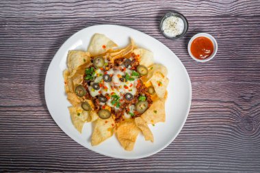 Meksika Meşhur Yemekleri Baharatlı Baharatlı Biftek Nachos. Eritilmiş peynirli ve jalapenolu kızarmış tortilla cipsleri abur cubur servisi yapar..