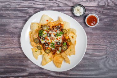 Meksika Meşhur Yemekleri Baharatlı Baharatlı Biftek Nachos. Eritilmiş peynirli ve jalapenolu kızarmış tortilla cipsleri abur cubur servisi yapar..
