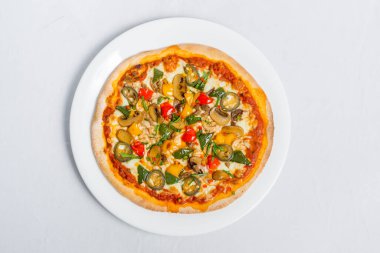 Beyaz tabakta taze taze tavuk mantarlı jalapeno pizzası izole edilmiş beyaz arka plan. Ev yapımı pizza. Üst Görünüm.