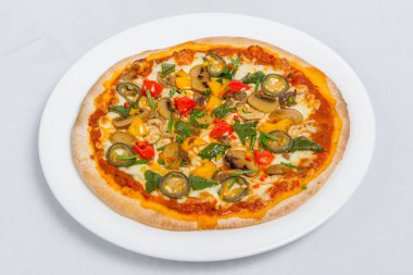 Beyaz tabakta taze taze tavuk mantarlı jalapeno pizzası izole edilmiş beyaz arka plan. Ev yapımı pizza. Üst Görünüm.