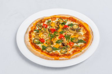 Beyaz tabakta taze taze tavuk mantarlı jalapeno pizzası izole edilmiş beyaz arka plan. Ev yapımı pizza. Üst Görünüm.