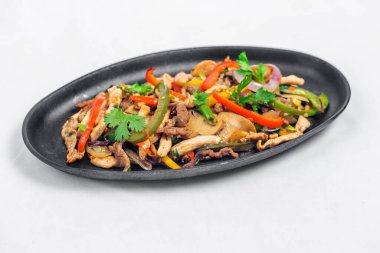 Cızırdayan bir tabakta servis edilen tavuk mantarı ve kızarmış patates tarifi. Tavuk Fajita tarifi, Asya tarifleri..