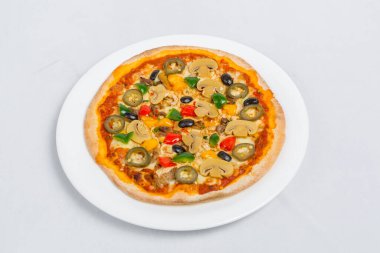 Beyaz tabakta taze taze tavuk mantarlı jalapeno pizzası izole edilmiş beyaz arka plan. Ev yapımı pizza. Üst Görünüm.