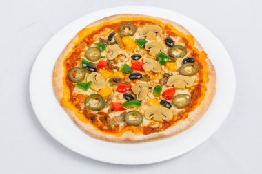 Beyaz tabakta taze taze tavuk mantarlı jalapeno pizzası izole edilmiş beyaz arka plan. Ev yapımı pizza. Üst Görünüm.