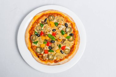 Beyaz tabakta taze taze tavuk mantarlı jalapeno pizzası izole edilmiş beyaz arka plan. Ev yapımı pizza. Üst Görünüm.