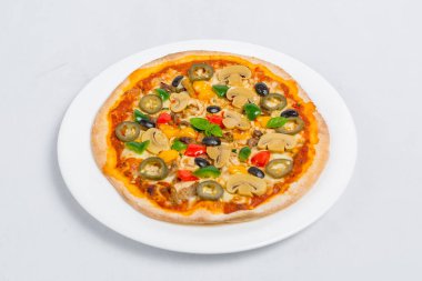 Beyaz tabakta taze taze tavuk mantarlı jalapeno pizzası izole edilmiş beyaz arka plan. Ev yapımı pizza. Üst Görünüm.