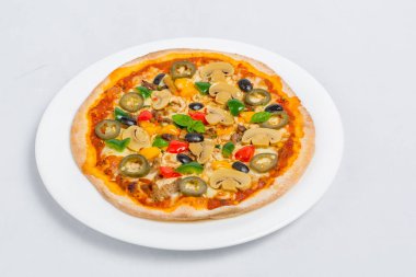 Beyaz tabakta taze taze tavuk mantarlı jalapeno pizzası izole edilmiş beyaz arka plan. Ev yapımı pizza. Üst Görünüm.