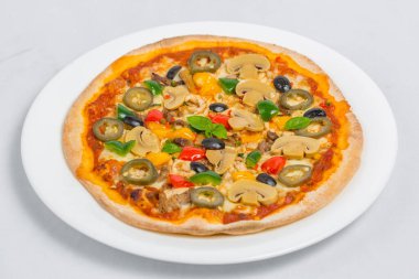 Beyaz arka planda izole edilmiş tavuk mantarlı biberli jalapeno ve kırmızı biberli pizza. Ev yapımı pizza..
