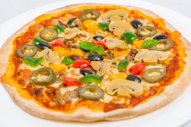 Beyaz arka planda izole edilmiş tavuk mantarlı biberli jalapeno ve kırmızı biberli pizza. Ev yapımı pizza..