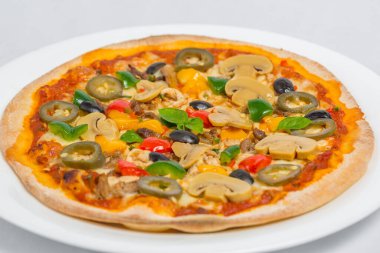 Beyaz arka planda izole edilmiş tavuk mantarlı biberli jalapeno ve kırmızı biberli pizza. Ev yapımı pizza..