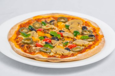 Beyaz arka planda izole edilmiş tavuk mantarlı biberli jalapeno ve kırmızı biberli pizza. Ev yapımı pizza..