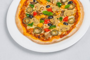 Beyaz arka planda izole edilmiş tavuk mantarlı biberli jalapeno ve kırmızı biberli pizza. Ev yapımı pizza..