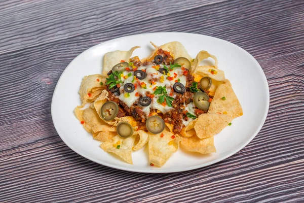 Meksika Meşhur Yemekleri Baharatlı Baharatlı Biftek Nachos. Eritilmiş peynirli ve jalapenolu kızarmış tortilla cipsleri abur cubur servisi yapar..