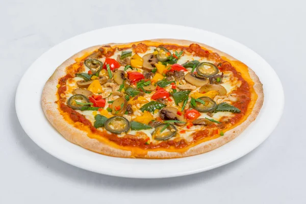 Beyaz tabakta taze taze tavuk mantarlı jalapeno pizzası izole edilmiş beyaz arka plan. Ev yapımı pizza. Üst Görünüm.