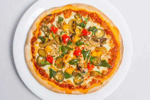 Beyaz tabakta taze taze tavuk mantarlı jalapeno pizzası izole edilmiş beyaz arka plan. Ev yapımı pizza. Üst Görünüm.