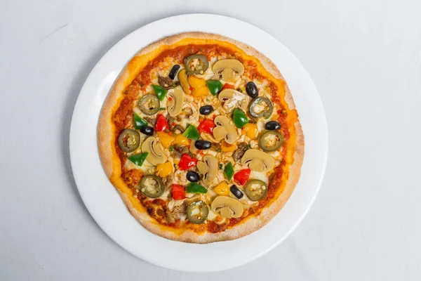 Beyaz tabakta taze taze tavuk mantarlı jalapeno pizzası izole edilmiş beyaz arka plan. Ev yapımı pizza. Üst Görünüm.