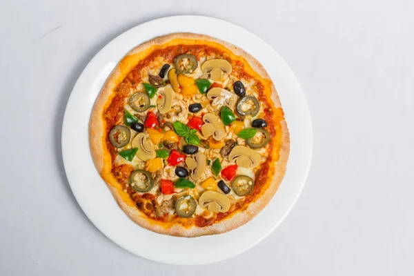 Beyaz tabakta taze taze tavuk mantarlı jalapeno pizzası izole edilmiş beyaz arka plan. Ev yapımı pizza. Üst Görünüm.