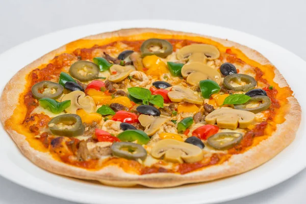 Beyaz arka planda izole edilmiş tavuk mantarlı biberli jalapeno ve kırmızı biberli pizza. Ev yapımı pizza..