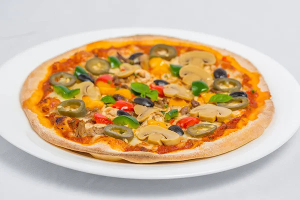 Beyaz arka planda izole edilmiş tavuk mantarlı biberli jalapeno ve kırmızı biberli pizza. Ev yapımı pizza..